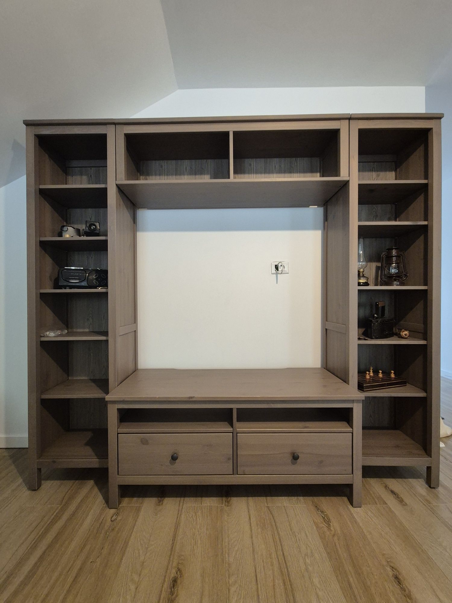 Vând biblioteca Hemnes Ikea stare foarte bună - lemn masiv