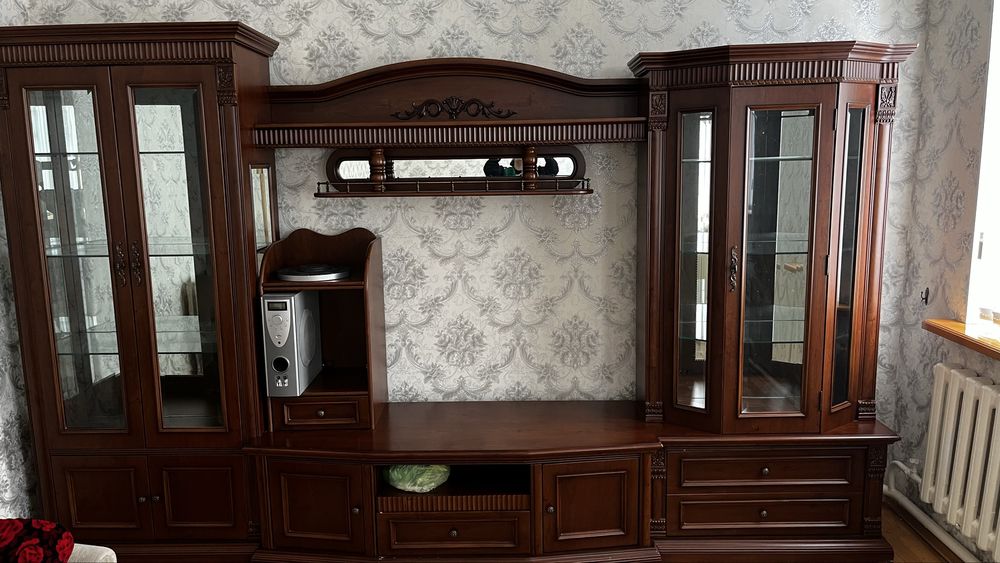 Срочно продам горку в гостиную комнату