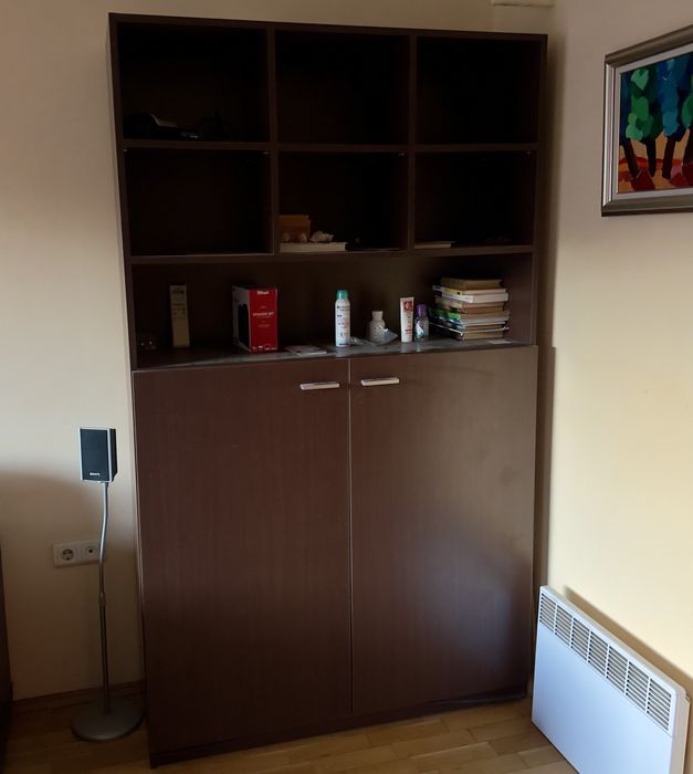 Гардероб с еатжерки за книги