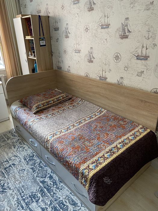 Мебель в комплекте (шкафы, кровати , стол)