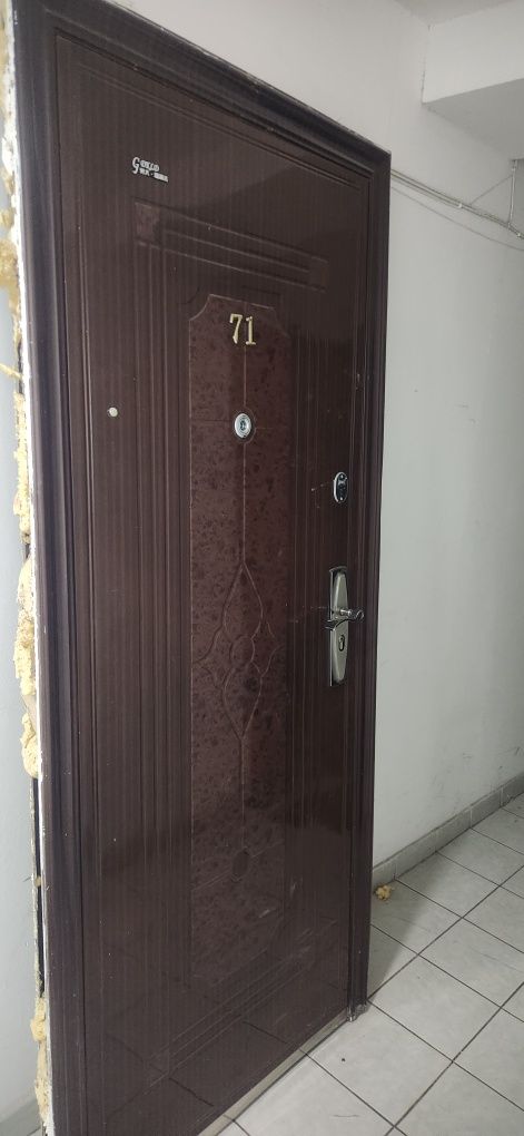 Продам наружную дверь