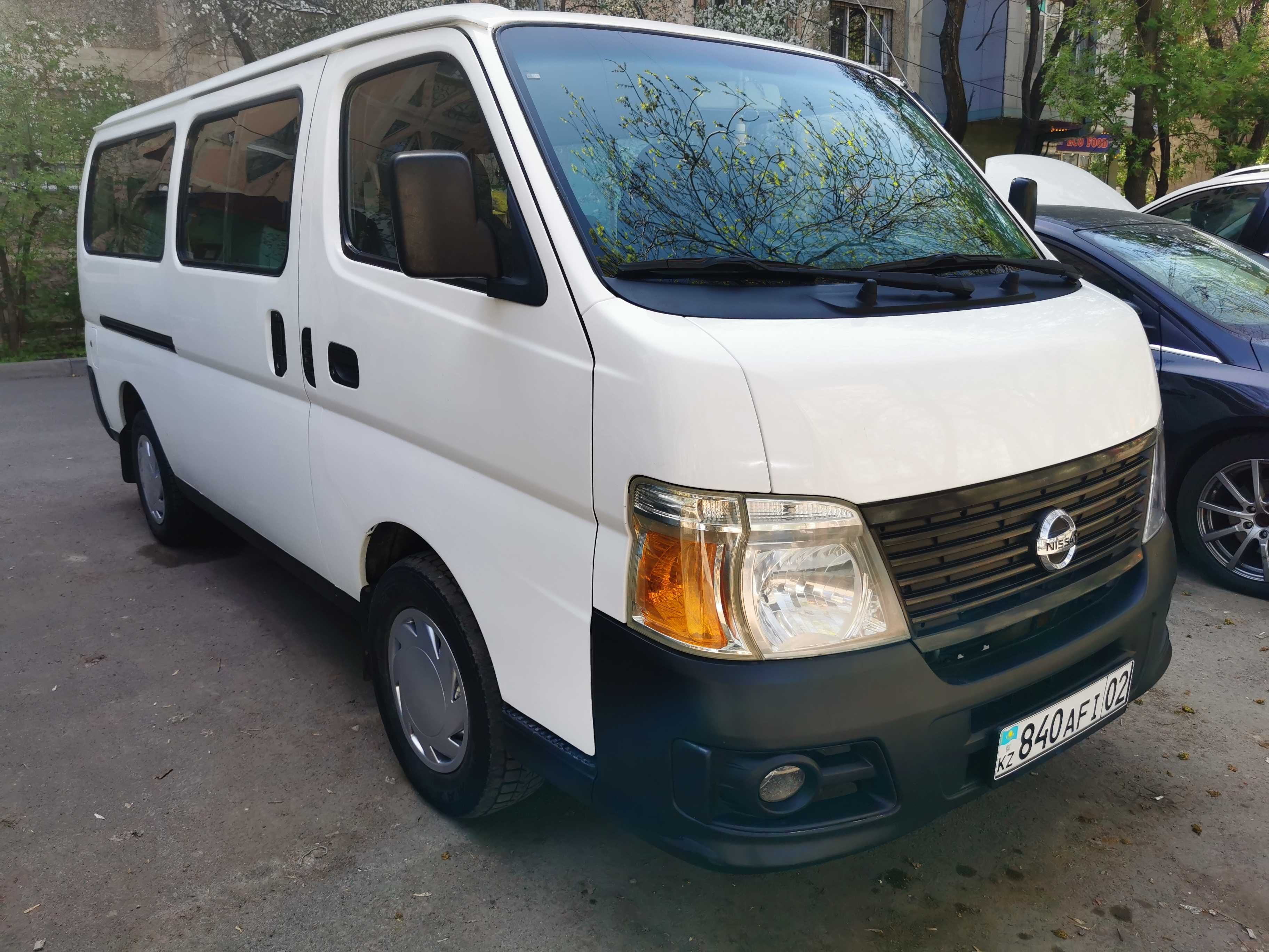 Nissan Urvan E25, 15 местный микроавтобус