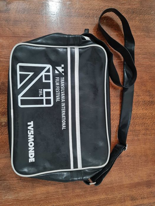 geanta neagra cu Tiff
