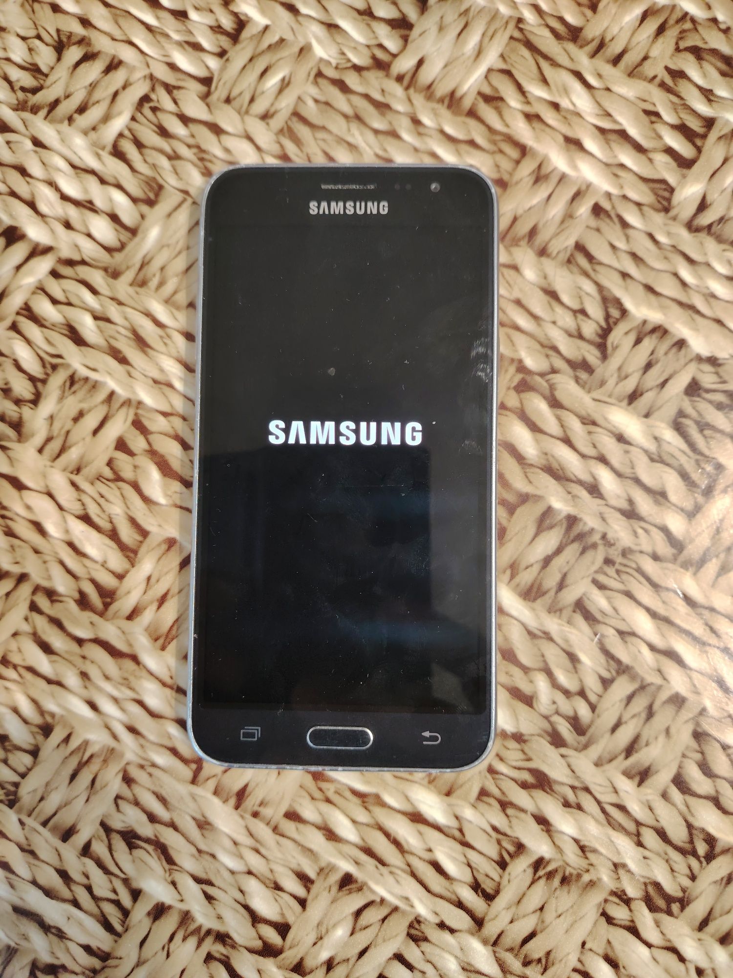 Samsung J3. 2016