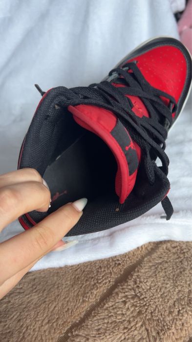 Jordan 1 roșu si negru