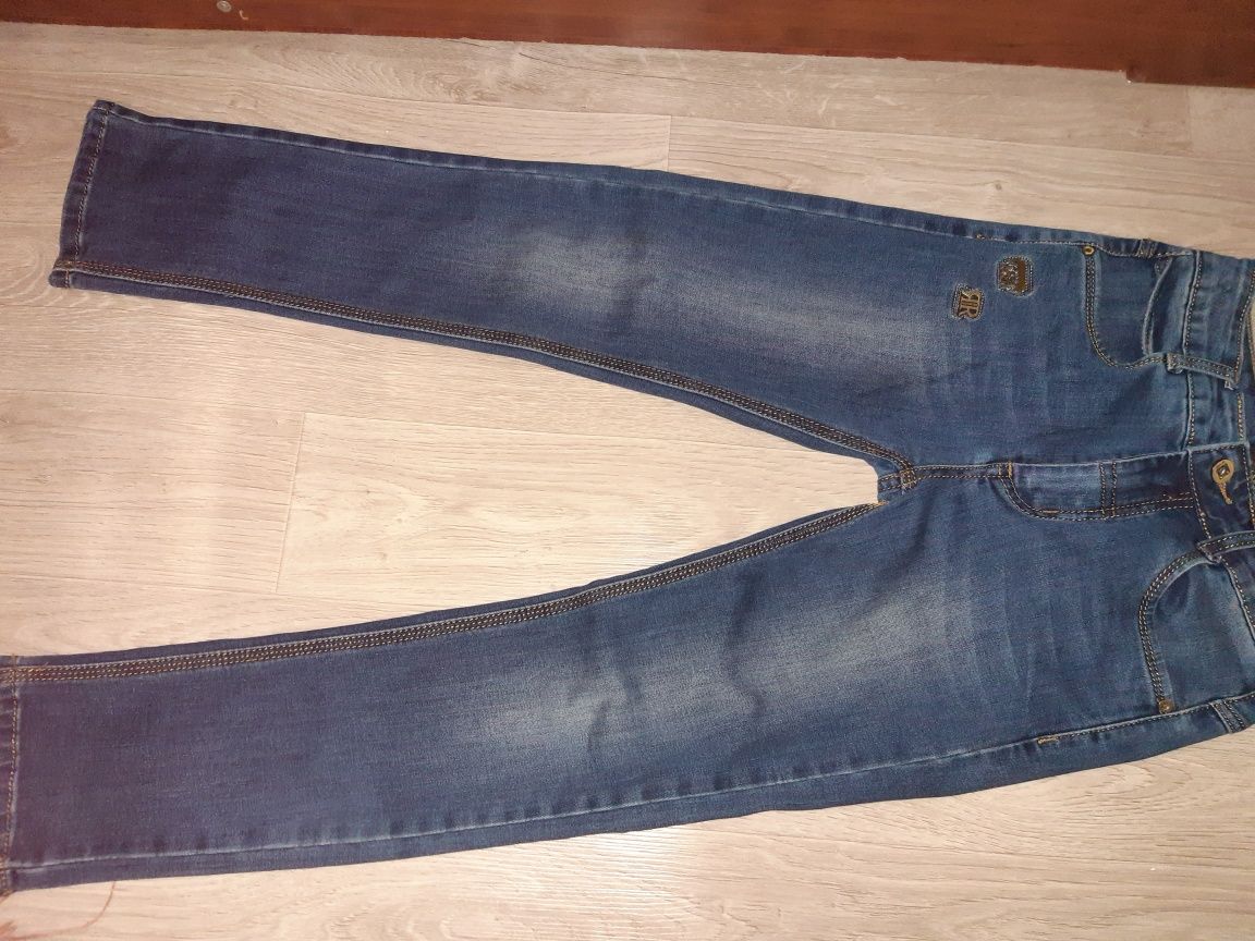 Продам джинсы новые на мальчика 10-11 лет