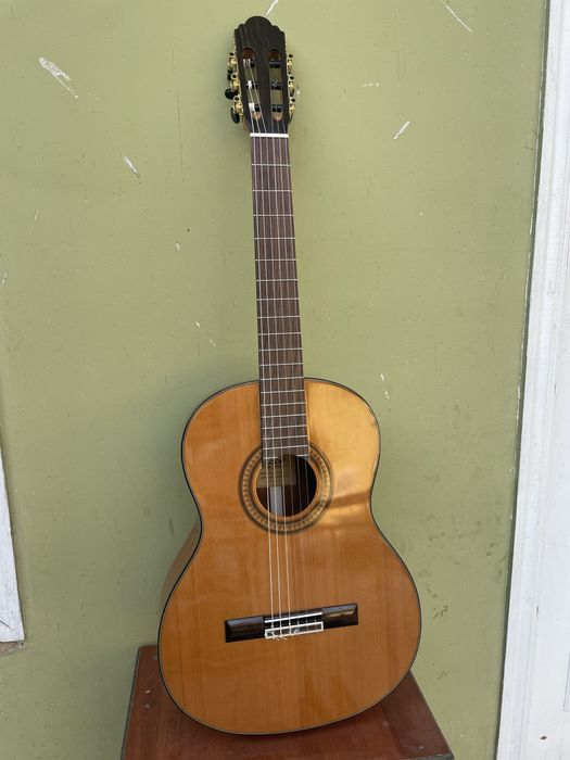 Ispanski gitara sotiladi