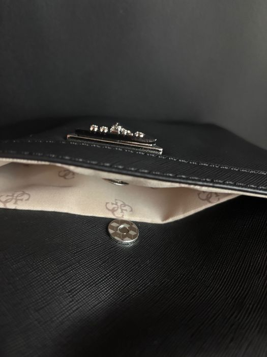 Чантичка GUESS Saffiano