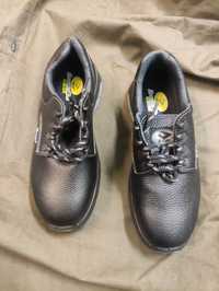 Продавам неизползвани работни обувки Bicap
Номер 42 
Цена 30 лева