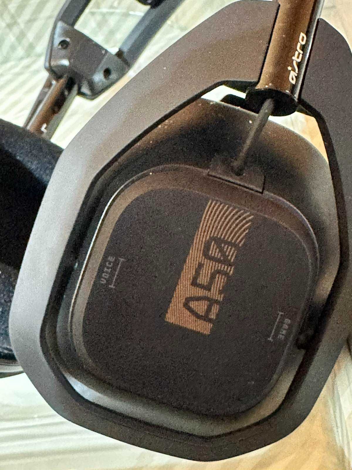 Висок клас гейминг слушалки Astro A50 със зарядна станция