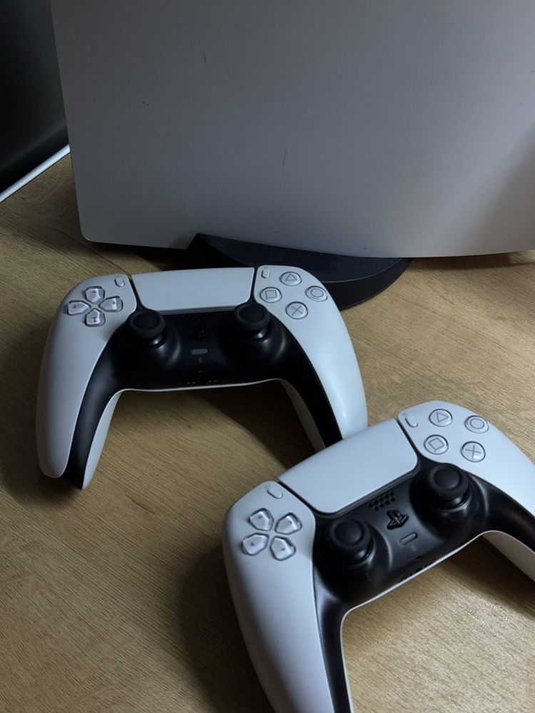 PS 5, пользовались месяц , есть 2,3 игры.