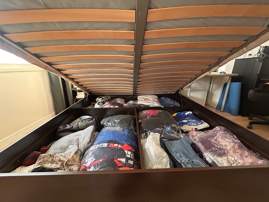 Спалня с матрак 180х200, голям гардероб с надстройка и скрин