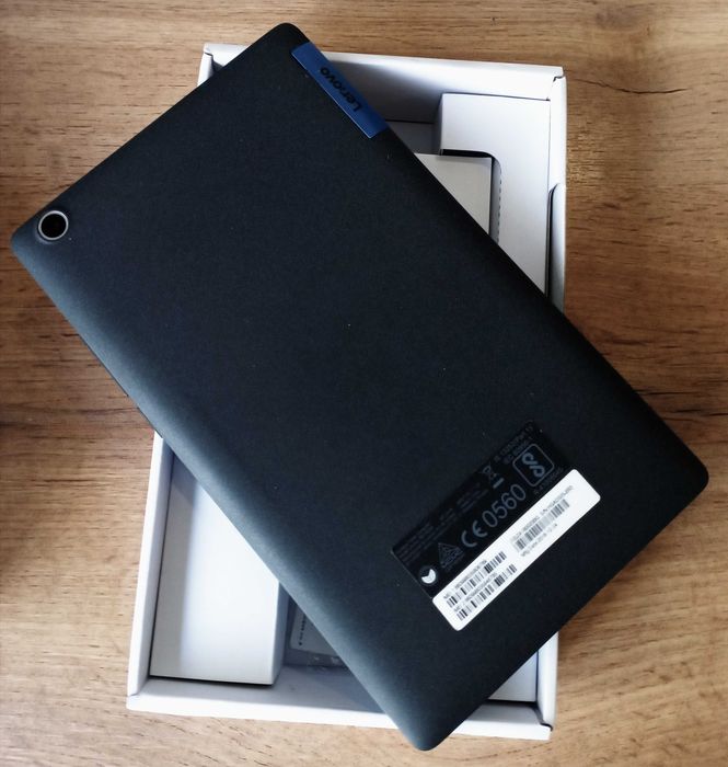 Таблет LENOVO Tab3 8 "