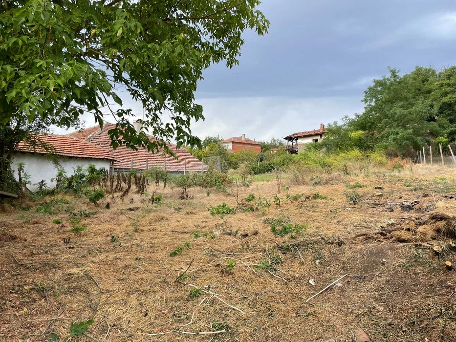 Къща с голям двор в оживено село близо до гр. Ямбол