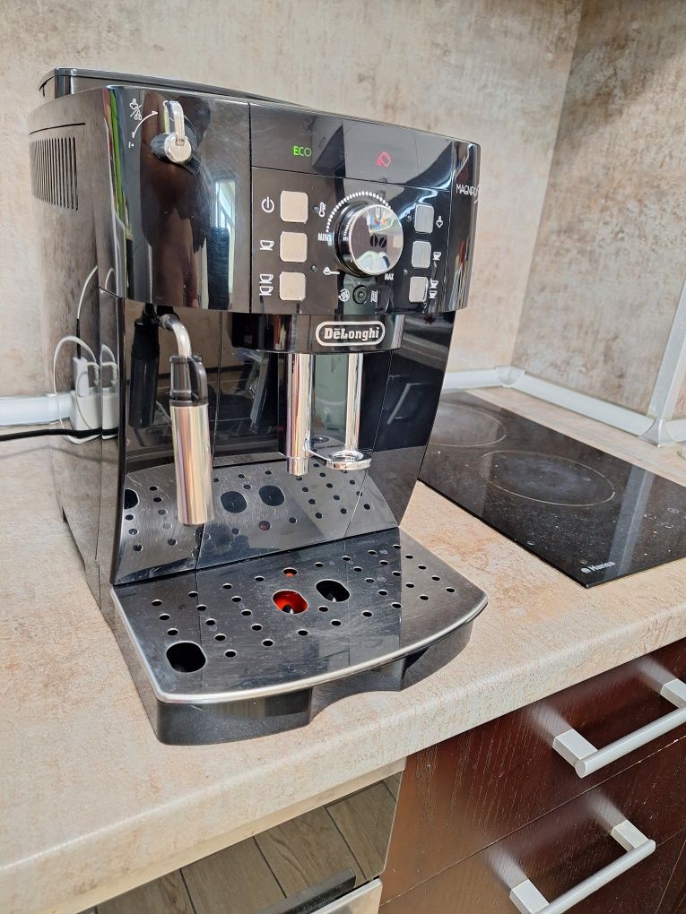 Продавам кафемашина Delonghi magnificaS  ЕCAM 21.118.B
