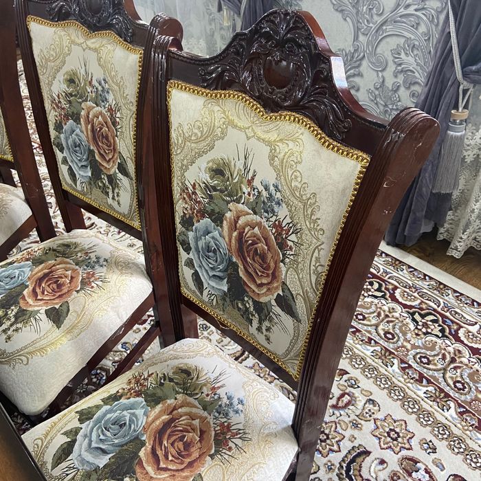 Гостиный стол и стулья