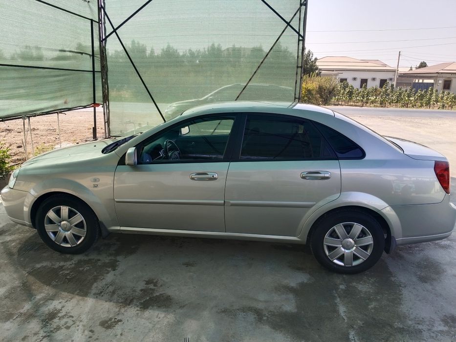 Lasetti 1.8 sotiladi.