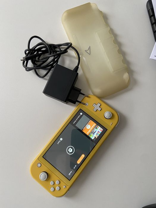 Nintendo Switch Lite Yellow ca nou + 12 jocuri