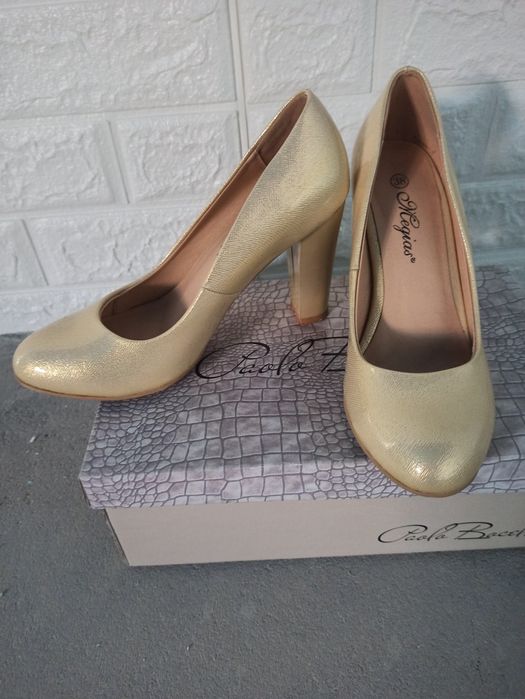 Дамски бутикови обувки на ток .