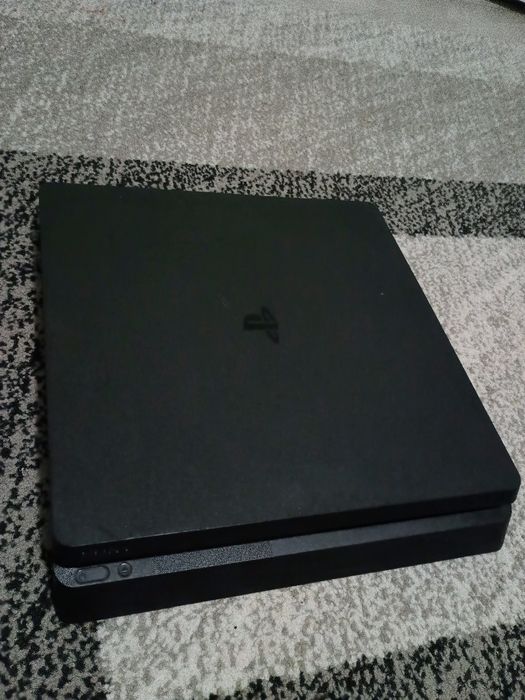 PS 4 slim ,plus un CD FIFA 19