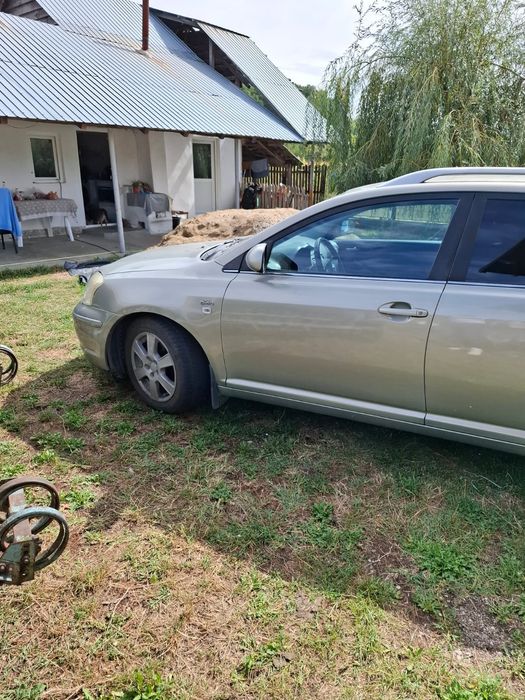 Vând Toyota avensis