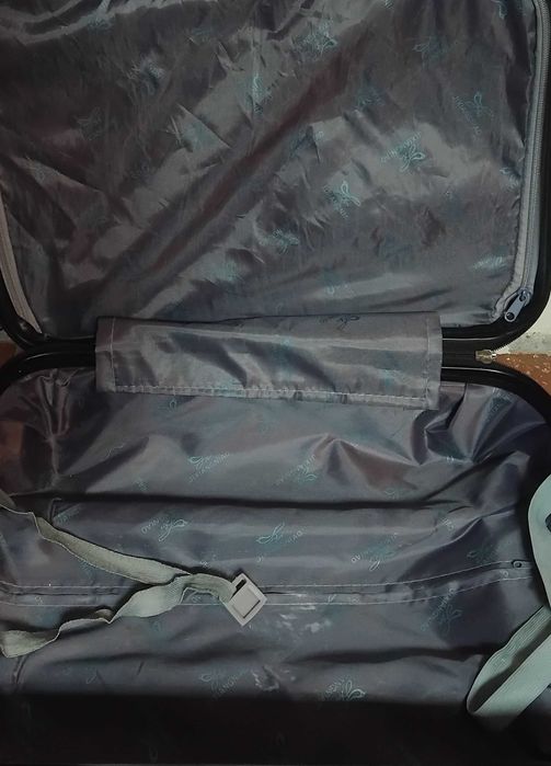 Куфар твърд с дръжка на колела