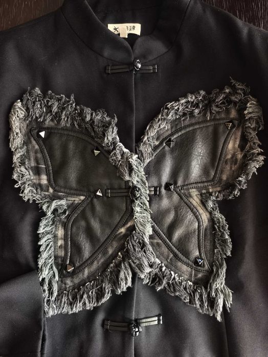 стилно късо сако с апликация пеперуда