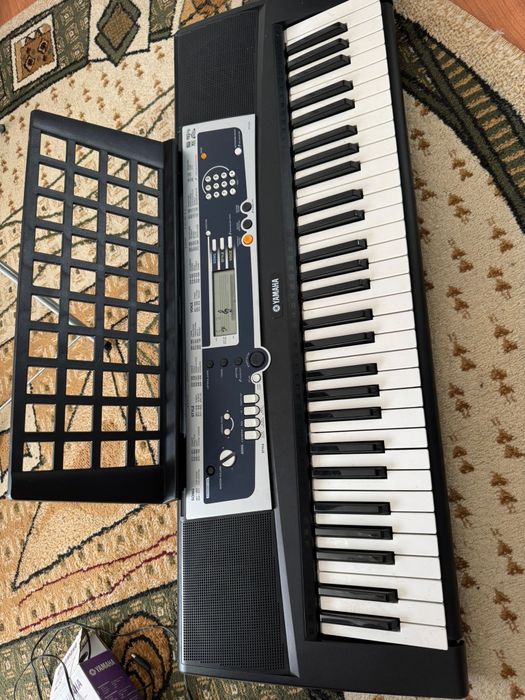 Vând orga yamaha ypt 210!