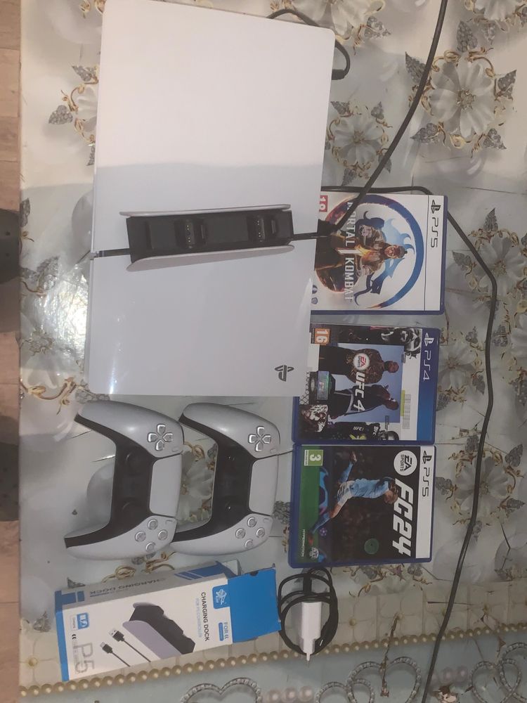 PlayStation 5 + 3игры в отличном состоянии