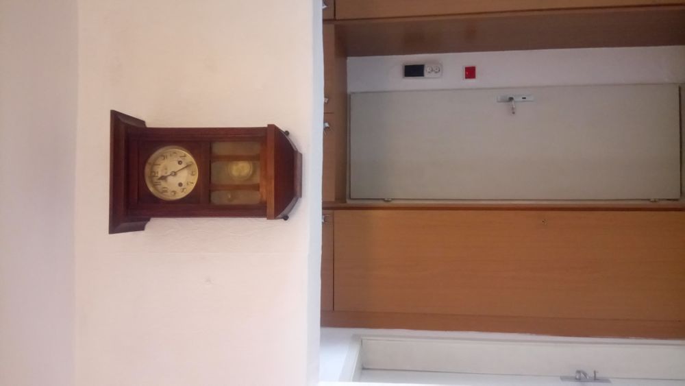 Старинен стенен часовник