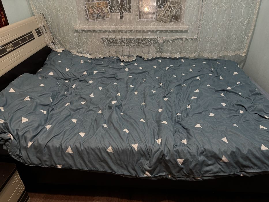 Продаю кровать с матрасом.