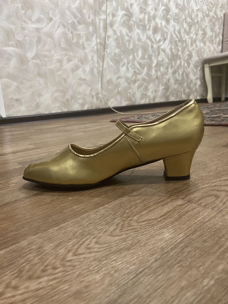 Золотые туфли для танцев