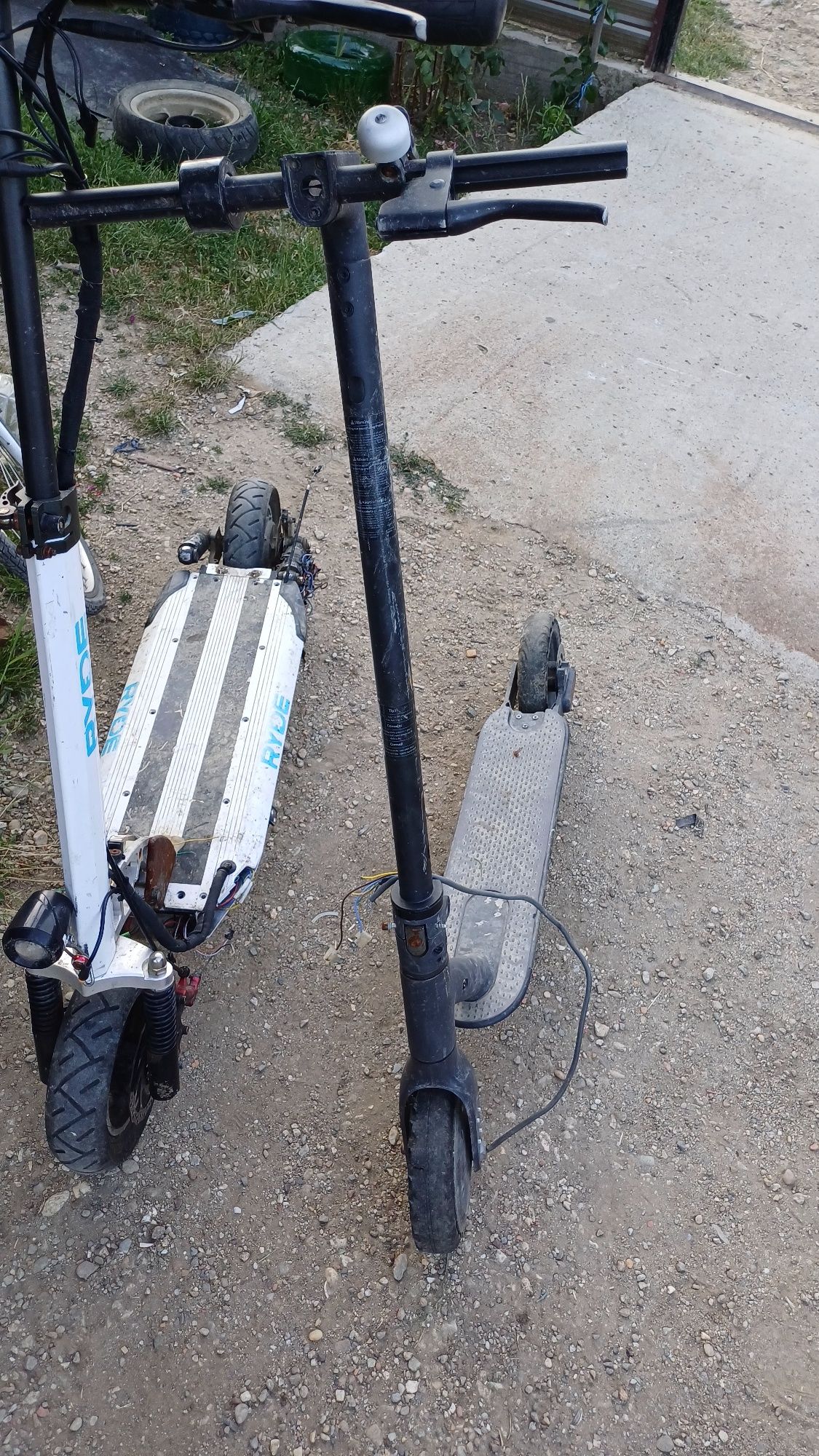 Vând trotinete electrice