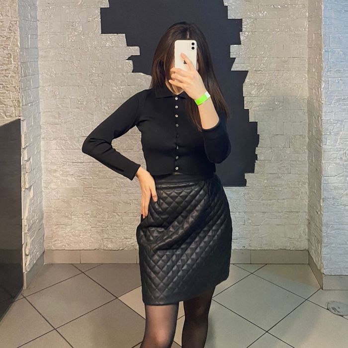 Продам юбку кожаную стеганую размер S и кофту с фото