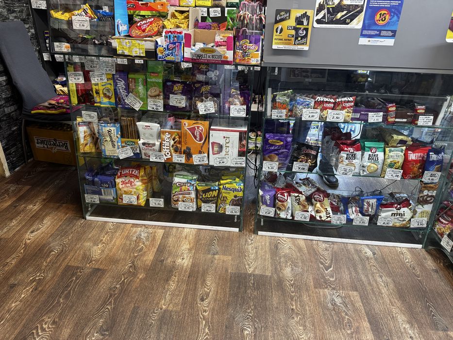 Rafturi magazin pal si tejghele sticla