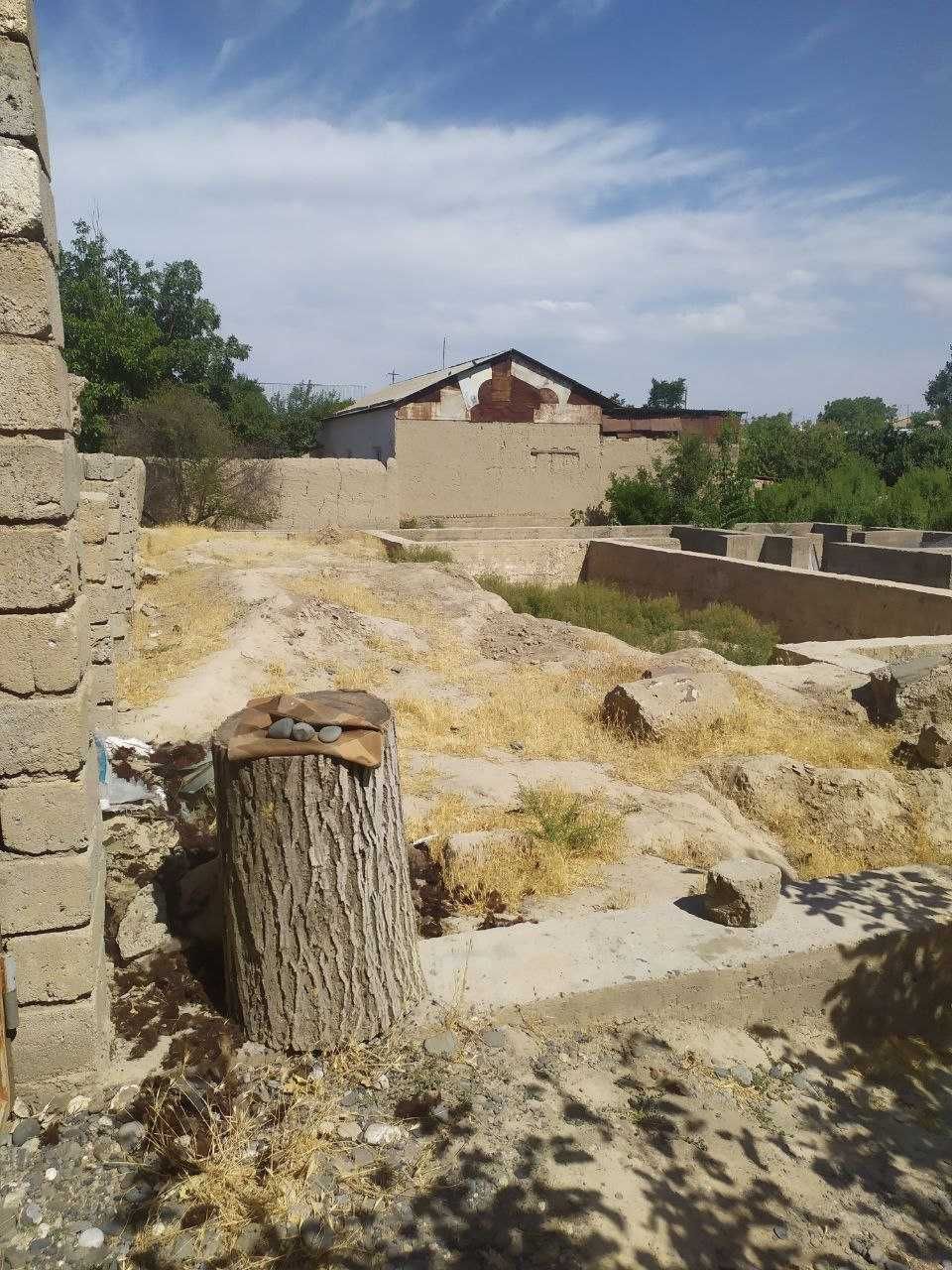 Uchastka sotiladi srochno. Narxi kelishtrib bervoriladi