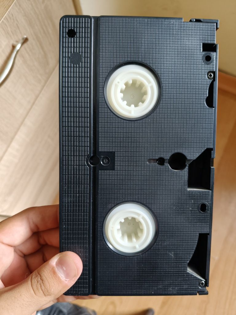 Оригинална VHS касета „Сенки в бурята“ – Тандем Видео (94 минути)