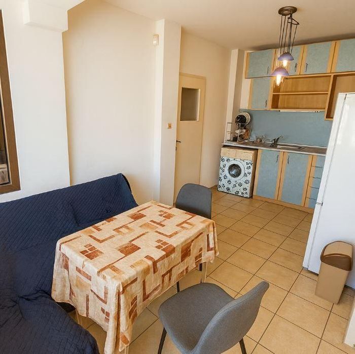 Тристаен апартамент в района на Окръжна болница!