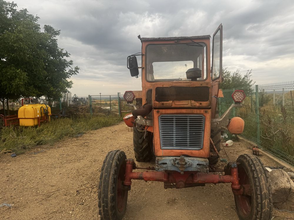 Vând tractor  , plug , disc , greblă , cositoare , instalatie