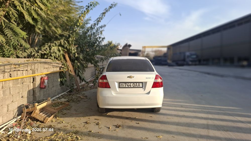 Mashina sotiladi Nexia3