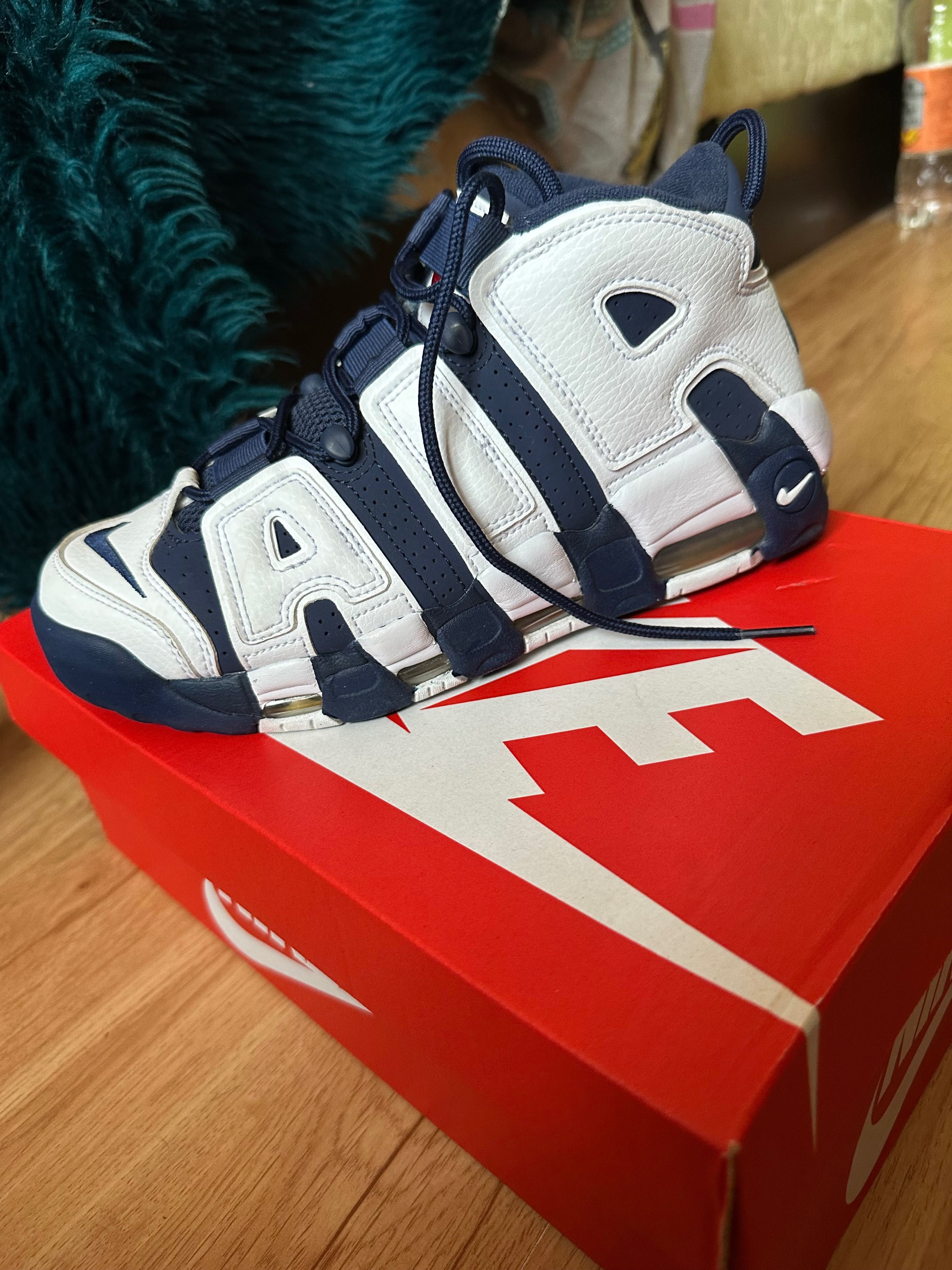 Nike uptempo обувки