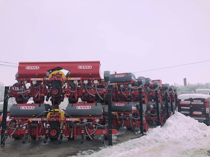 Semanatoare de porumb si floarea soarelui  cu fertilizare pe discuri