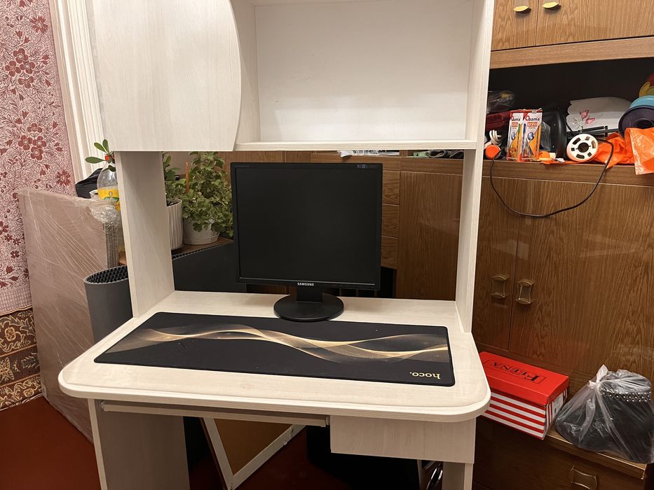 Компьютерный стол.
