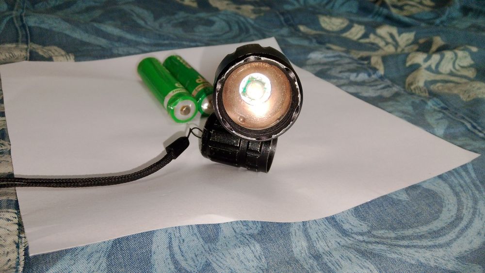 Продаётся фонарик аккумуляторный светодиодный с линзой