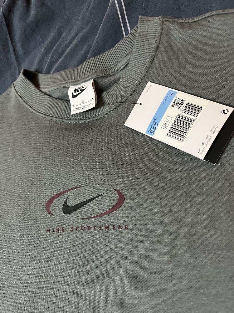 Оригинална блуза Nike с дълъг ръкав. Блузата е с етикет и не е носена.