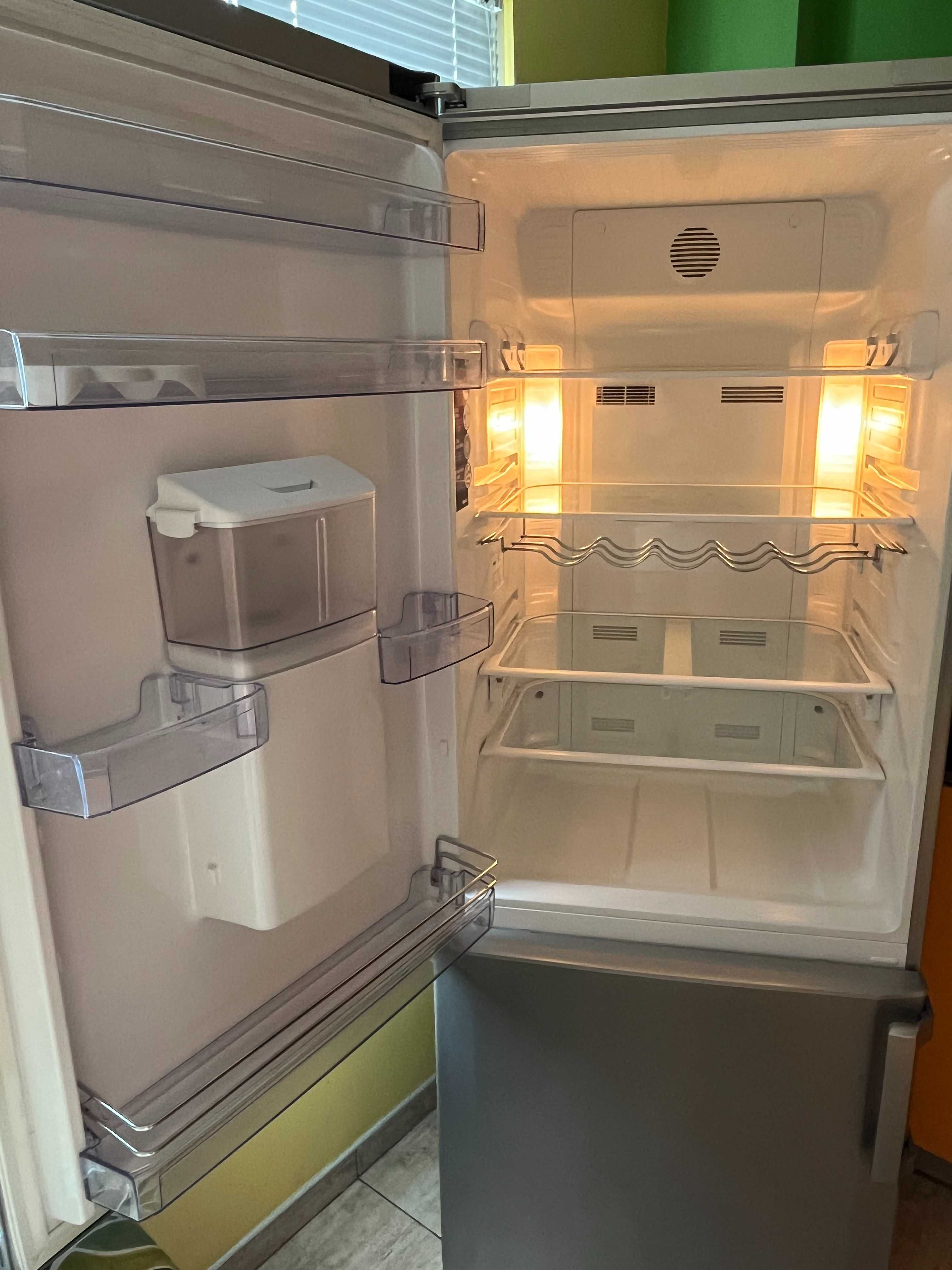 Хладилник с долен фризер BEKO сребрист 70см модел CN142220DS