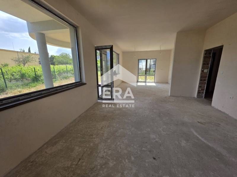 Две триетажни къщи по БДС в село Равна гора област Варна