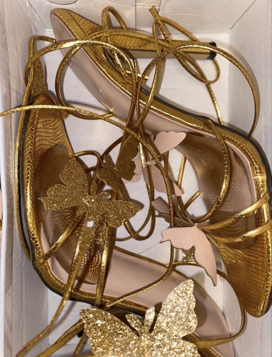 Sandale cu toc cu fluturi