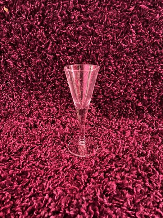 Farfuri , pahare , castrone , cani