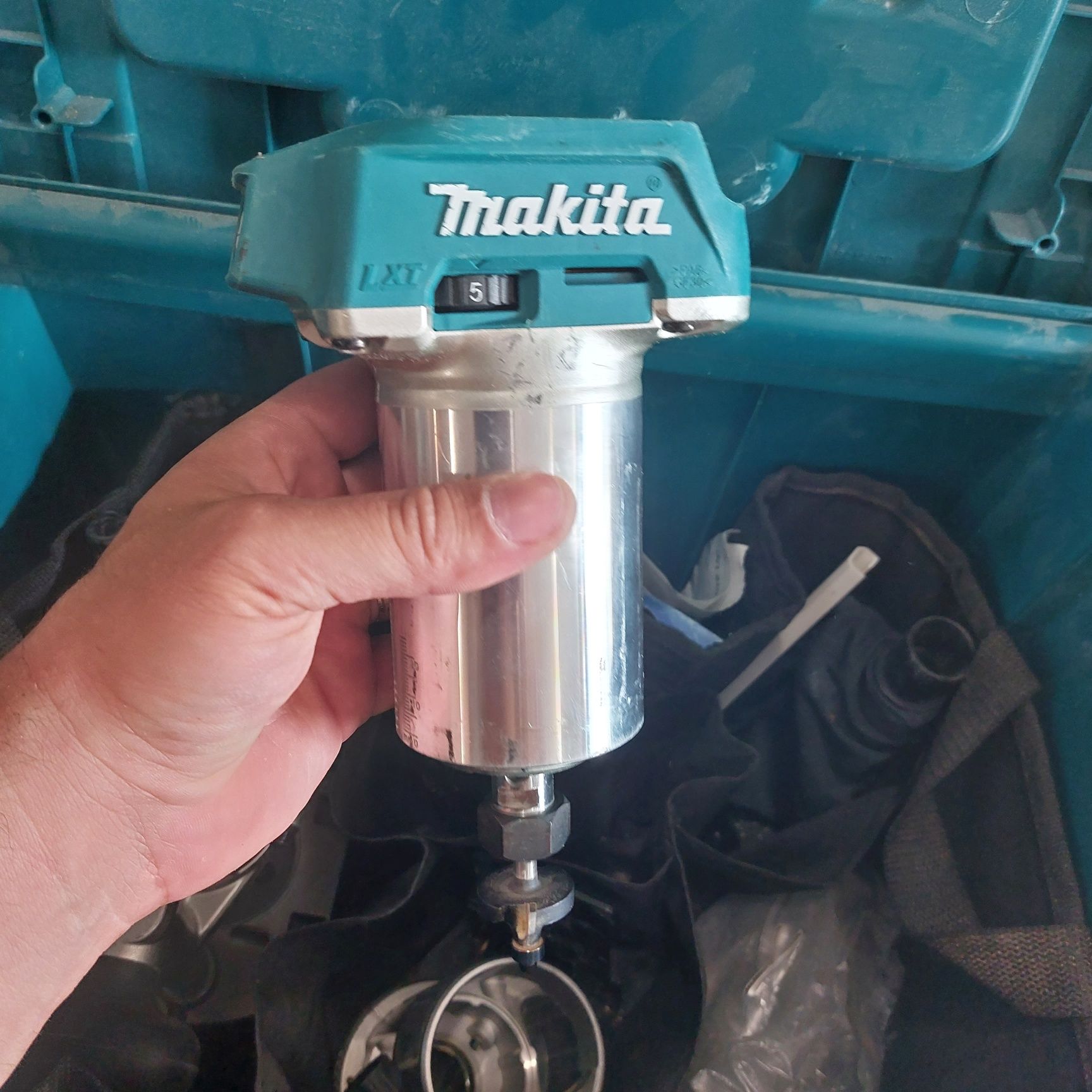 Makita DRT50 18V акумулаторна фреза Макита 18 волта комплект